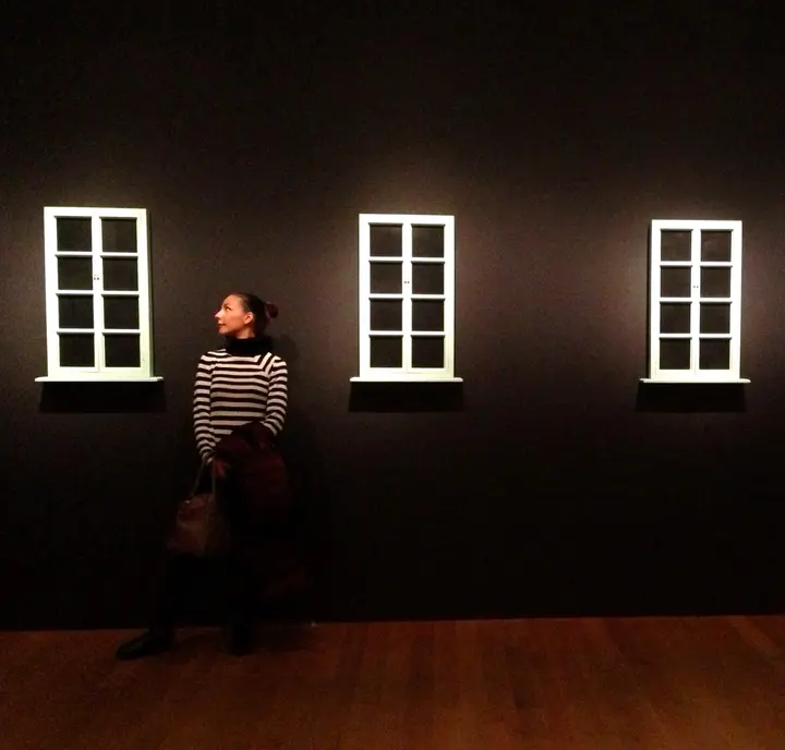 Elaine Sturtevant, Double Trouble showing seven examples of Duchamp Fresh Widow — #SelfieadArte di Clelia Patella