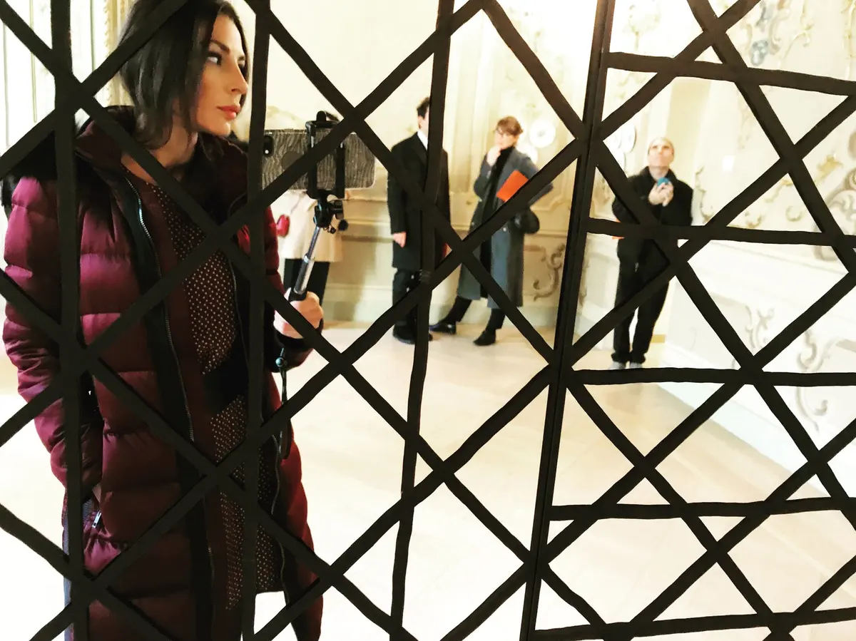 Sol Lewitt - Wall Drawing #1104: All combinations of lines in four directions — #SelfieadArte di Clelia Patella