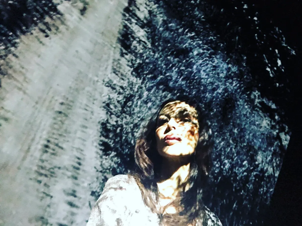 Deflessione della luce - INFN — #SelfieadArte di Clelia Patella