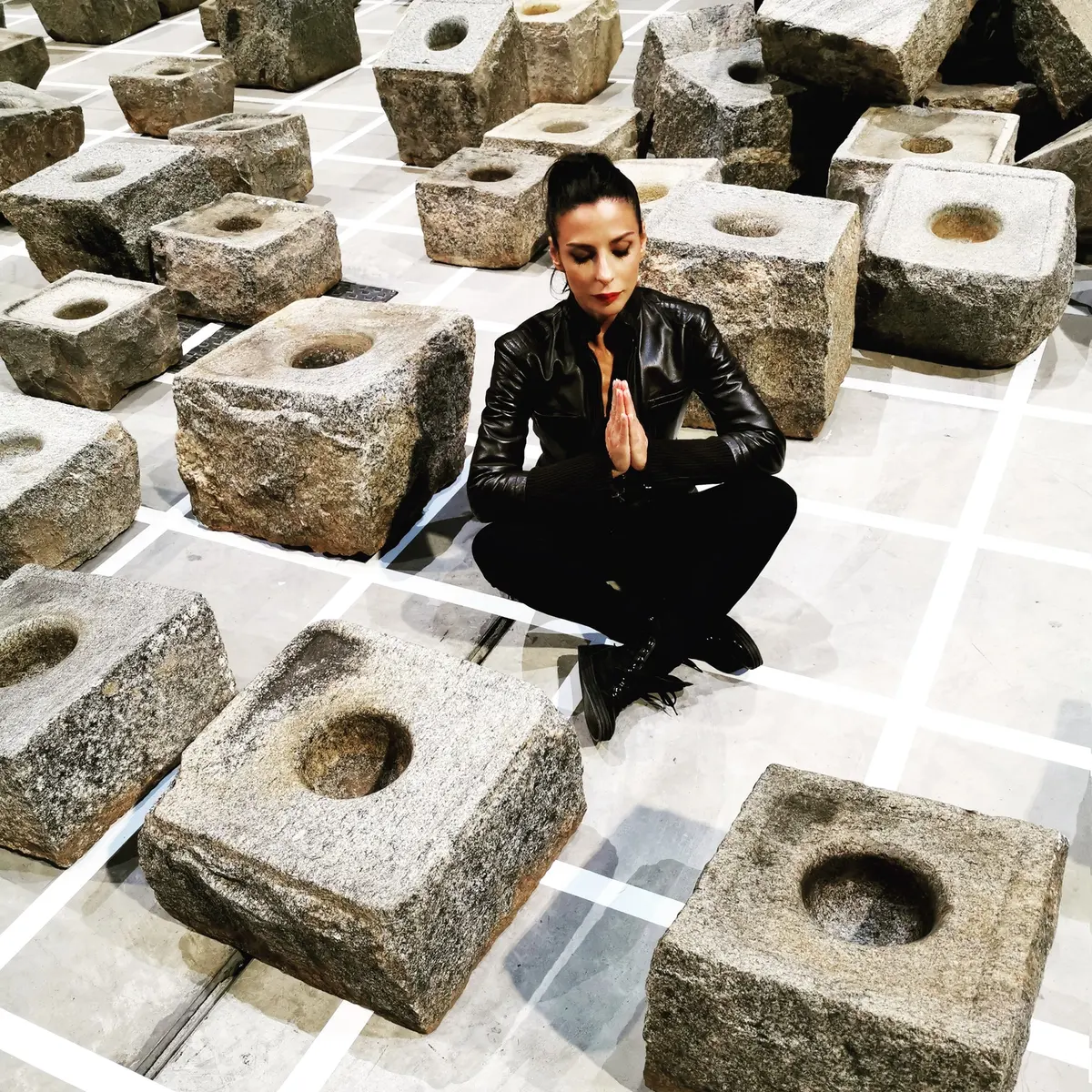 Sheela Gowda - Stopover, 2012 — #SelfieadArte di Clelia Patella